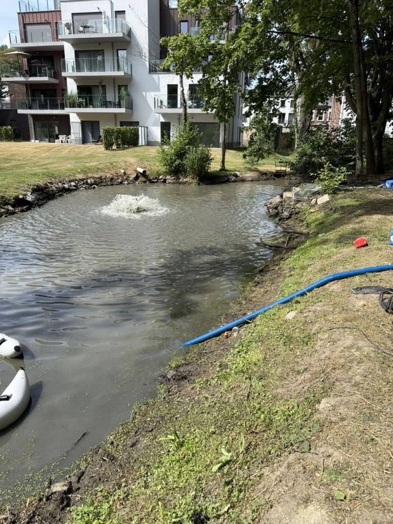 Système d'aération en fonctionnement, eau en cours de clarification