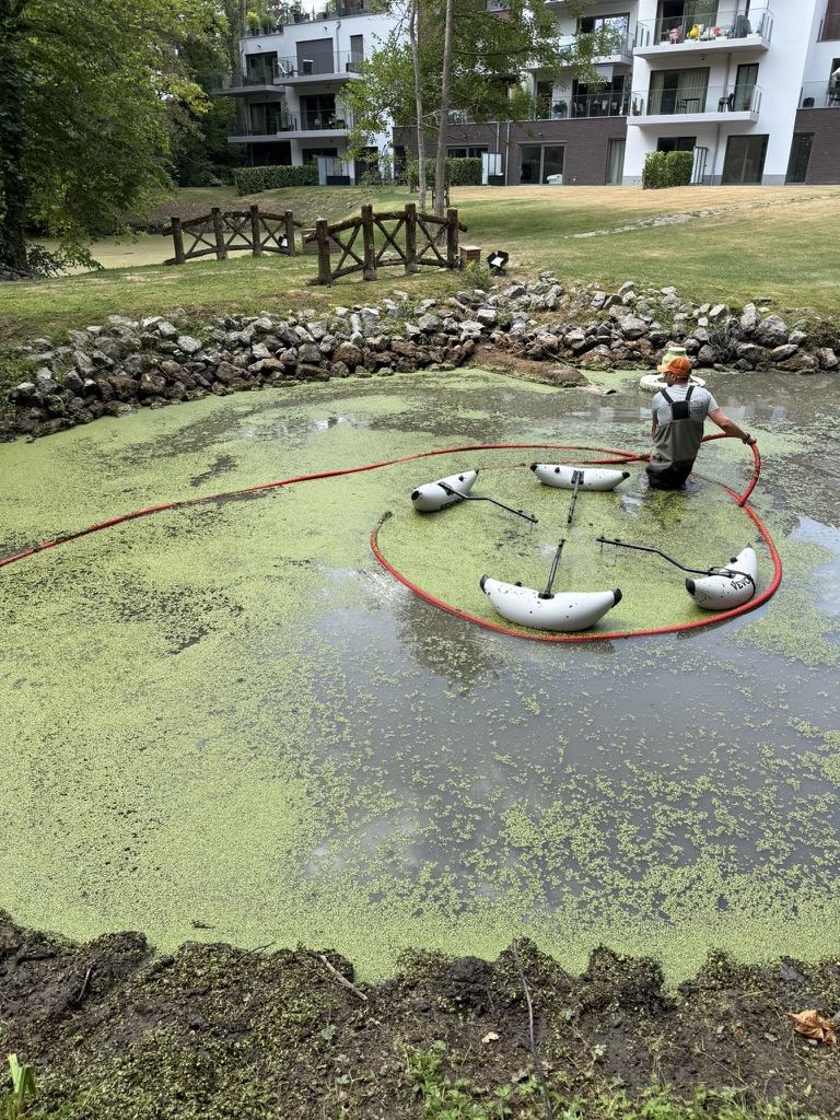 Fontaine d'aération en fonctionnement sur un plan d'eau